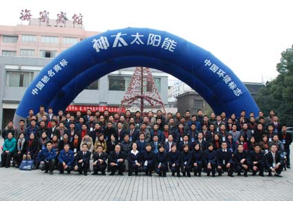 與會(huì)經(jīng)銷商與工作人員合影